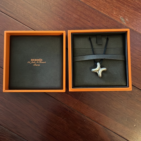 HERMES Paris - Silver H Toggle Necklace - Picture 3 of 6